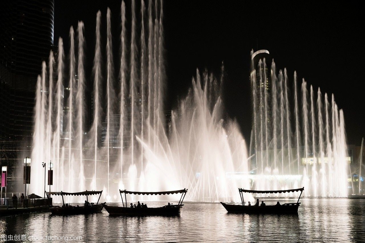 迪拜購(gòu)物中心的小船之旅 噴泉光影中的流動(dòng)盛宴